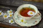 Teetasse mit Margheriteblüten